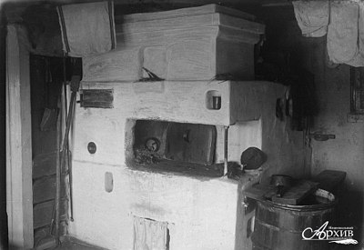 Печь в избе деревне Верховье. Олонецкий район, 1937 г. Автор съёмки В. Котов