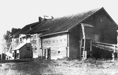 Старый дом в деревне Большие Гимолы. Муезерский район, 1947 г. Автор съёмки Г.А. Анкудинов