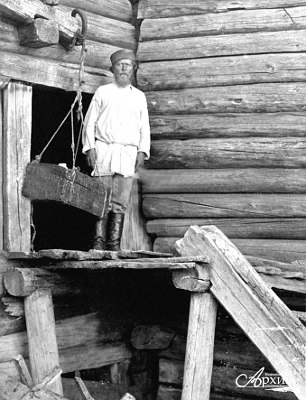 Карел с деревянной люлькой на крыльце. Повенецкий уезд, 1901 г. Автор съёмки И.А. Никольский