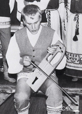 Участник фольклорного ансамбля Петрозаводского государственного университета Л. Севец играет на йоухикко. г. Петрозаводск, 1985 г.