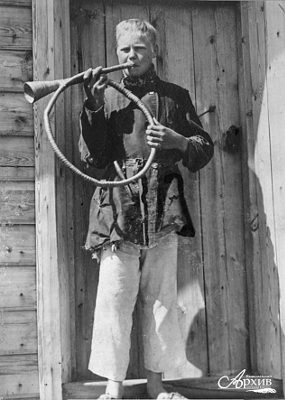 Карел-пастух с дудкой из бересты. Повенецкий уезд, 1901 г. Автор съёмки И.А. Никольский