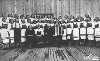 Олонецкий народный хор с руководителем хора И.И. Лёвкиным. г. Олонец, 1953 г.